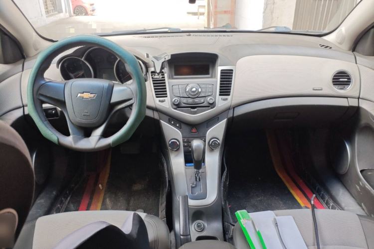 Used Chevrolet Cruze 2011 1.8L SE Automatic Center Console