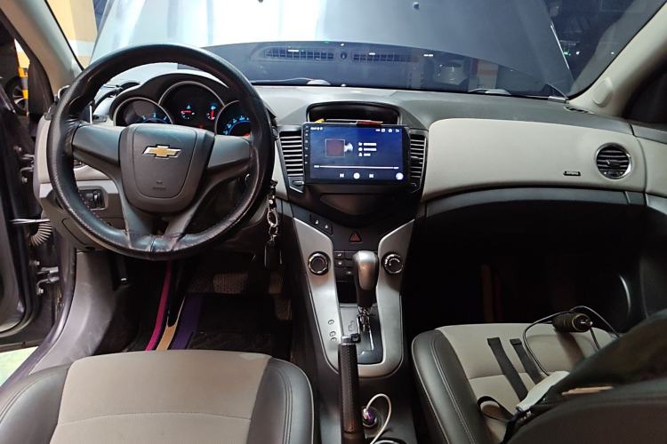 Used Chevrolet Cruze 2011 1.8L SE Automatic Center Console