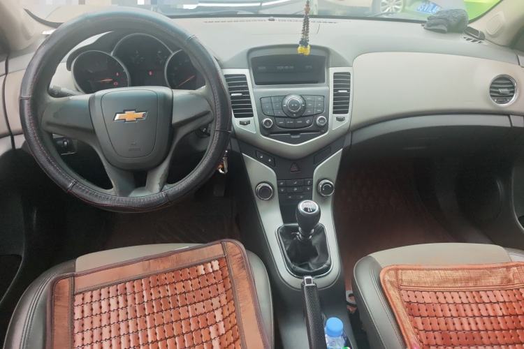 Used Chevrolet Cruze 2011 1.6L SL MT Center Console
