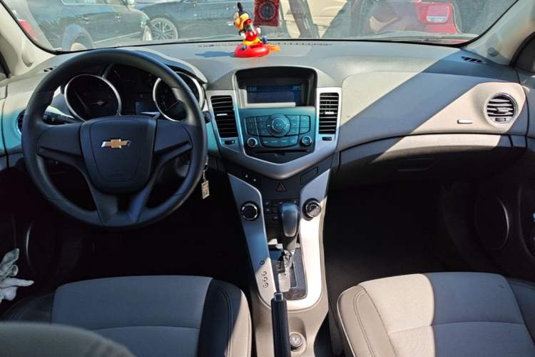 Used Chevrolet Cruze 2011 1.8L SE Automatic Center Console