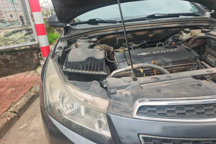 Used Chevrolet Cruze 2011 1.6L SL MT Engine Bay Right
