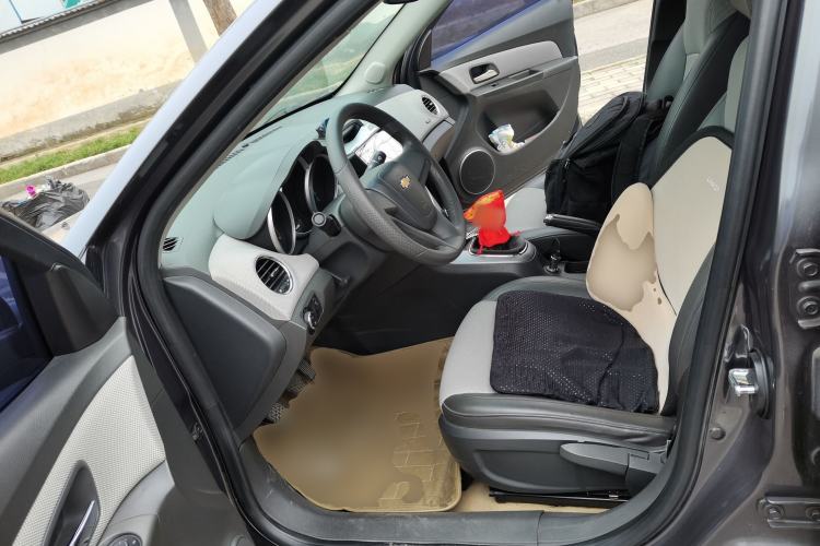 Used Chevrolet Cruze 2011 1.6L SE MT Transformers Edition Left Front Seat