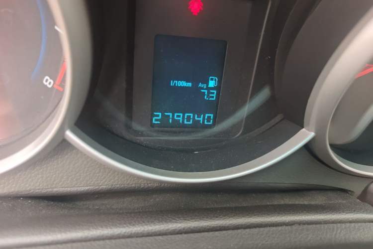 Used Chevrolet Cruze 2011 1.6L SL MT Odometer Close Up