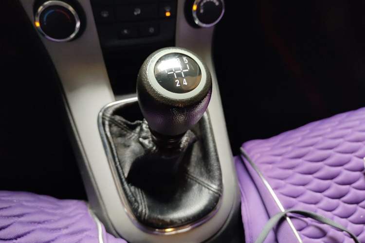 Used Chevrolet Cruze 2011 1.6L SE MT Transformers Edition Gear Lever