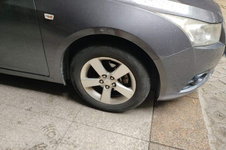 Used Chevrolet Cruze 2011 1.6L SE MT Transformers Edition Right Front Wheel Hub