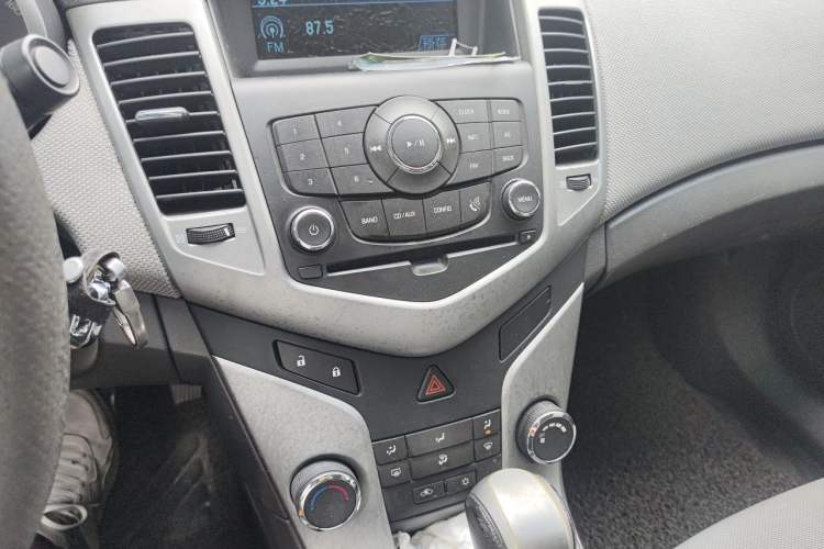 Used Chevrolet Cruze 2011 1.6L SL Grand Touring Edition Automatic Audio And AC Panel