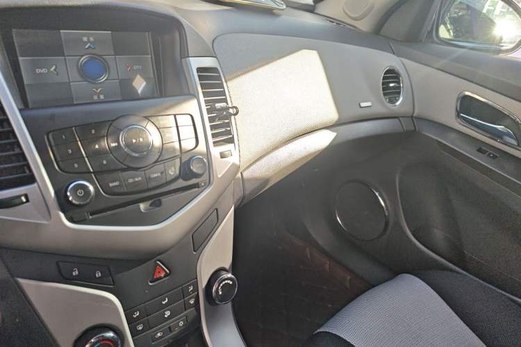 Used Chevrolet Cruze 2011 1.6L SE MT Transformers Edition Audio And AC Panel