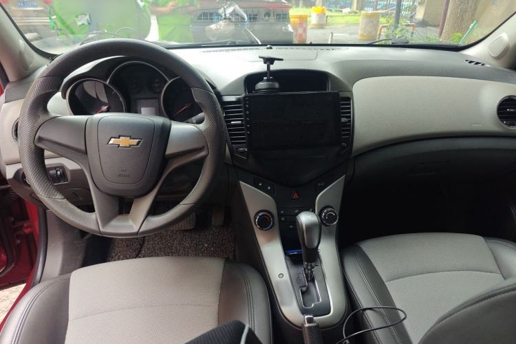Used Chevrolet Cruze 2011 1.6L SL Grand Touring Edition Automatic Center Console
