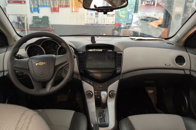 Used Chevrolet Cruze 2011 1.6L SE Automatic Center Console