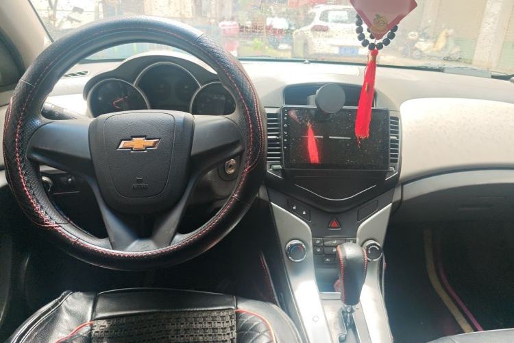 Used Chevrolet Cruze 2011 1.6L SL Grand Touring Edition Automatic Center Console