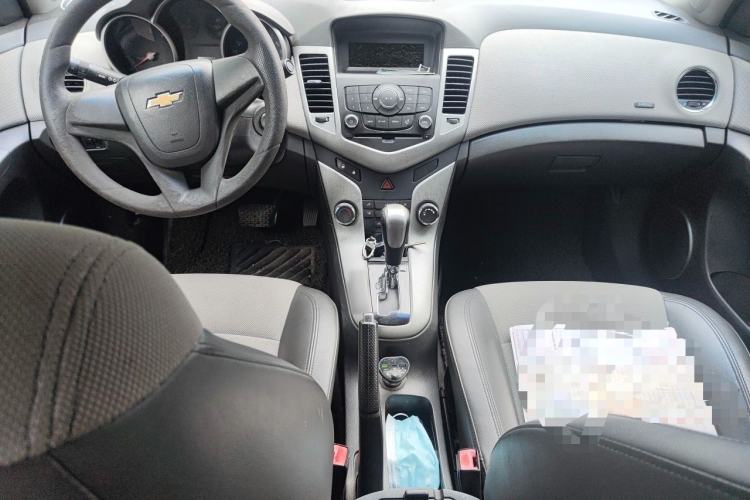 Used Chevrolet Cruze 2011 1.6L SL Grand Touring Edition Automatic Center Console