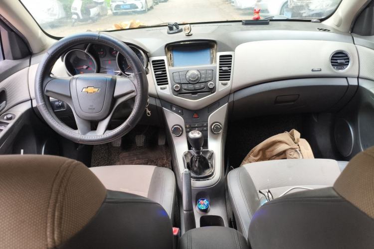 Used Chevrolet Cruze 2011 1.6L SE MT Transformers Edition Center Console