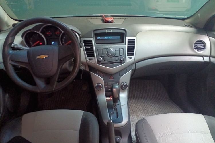 Used Chevrolet Cruze 2011 1.6L SL Grand Touring Edition Automatic Center Console