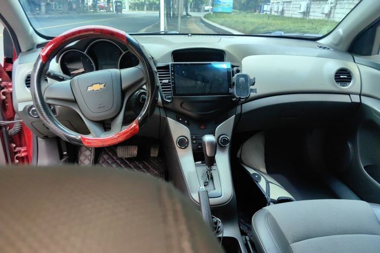 Used Chevrolet Cruze 2011 1.6L SL Grand Touring Edition Automatic Center Console