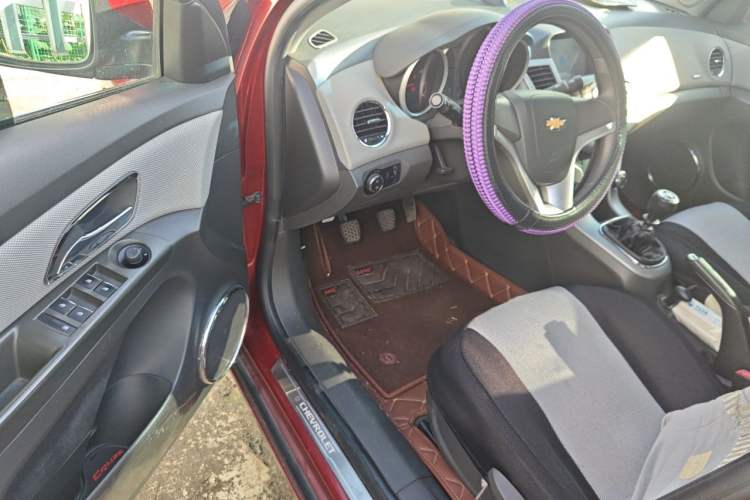 Used Chevrolet Cruze 2011 1.6L SE MT Transformers Edition Driver Seat