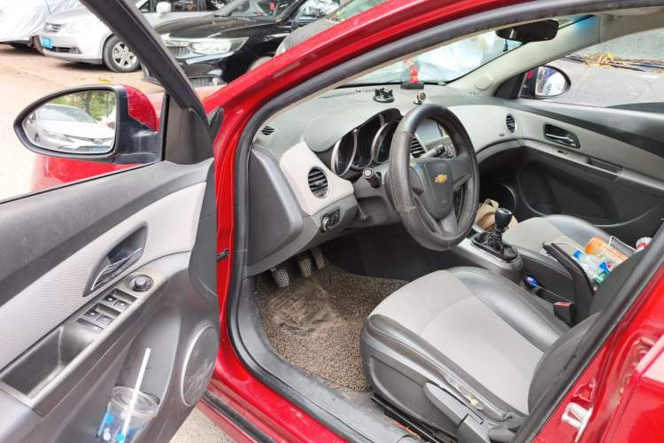Used Chevrolet Cruze 2011 1.6L SE MT Transformers Edition Driver Seat
