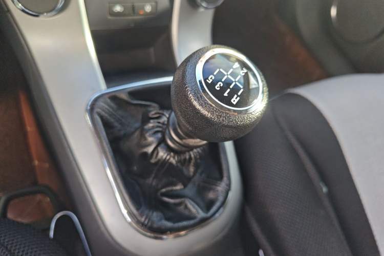 Used Chevrolet Cruze 2011 1.6L SE MT Transformers Edition Gear Lever