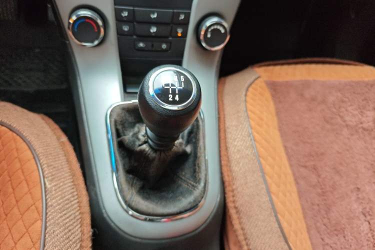 Used Chevrolet Cruze 2011 1.6L SE MT Transformers Edition Gear Lever