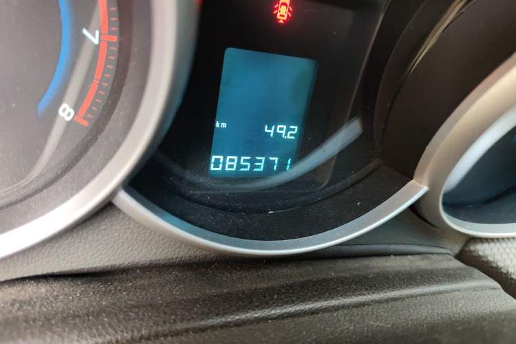 Used Chevrolet Cruze 2011 1.6T SE MT Odometer Close Up