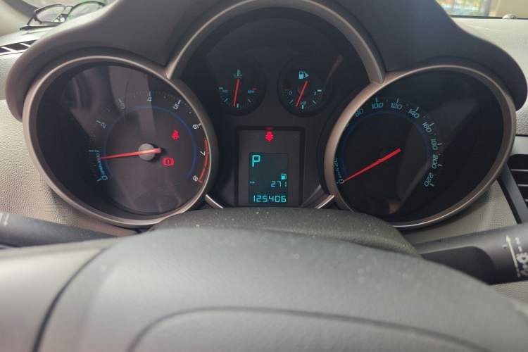 Used Chevrolet Cruze 2011 1.6L SL Grand Touring Edition Automatic Odometer Close Up