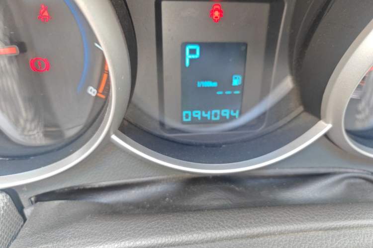 Used Chevrolet Cruze 2011 1.8L SE Automatic Odometer Close Up