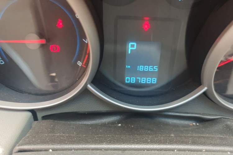 Used Chevrolet Cruze 2011 1.6L SL Grand Touring Edition Automatic Odometer Close Up