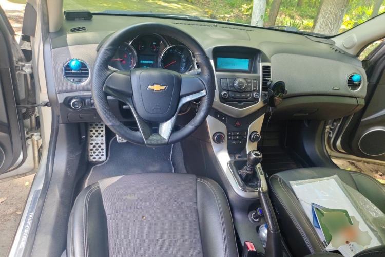 Used Chevrolet Cruze 2011 1.6T SE MT Transformers Edition Center Console
