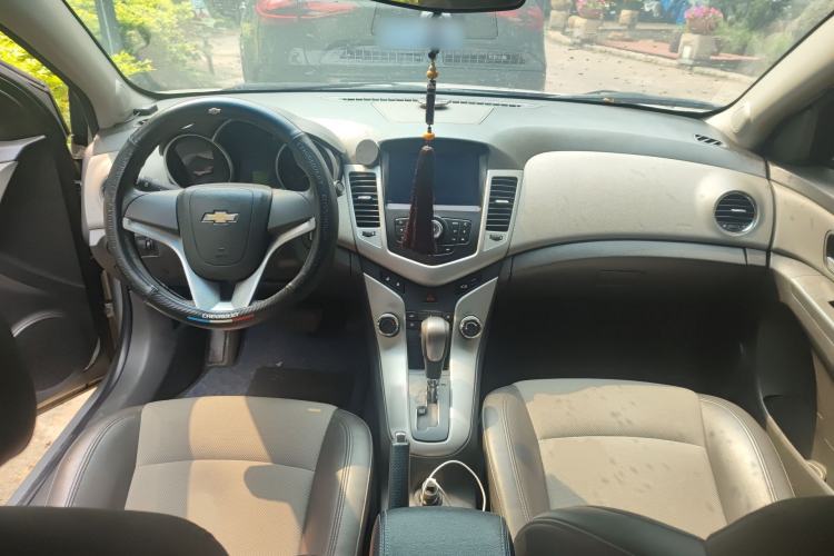 Used Chevrolet Cruze 2011 1.6L SL Grand Touring Edition Automatic Center Console