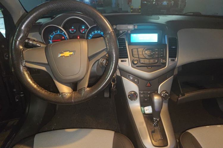 Used Chevrolet Cruze 2011 1.8L SE Automatic Center Console