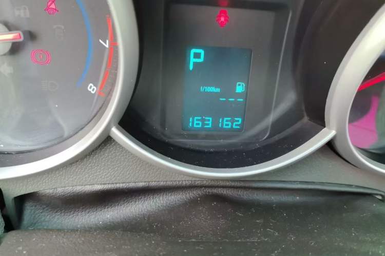 Used Chevrolet Cruze 2011 1.6L SL Grand Touring Edition Automatic Odometer Close Up