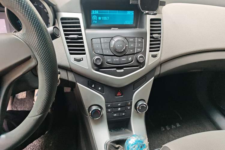 Used Chevrolet Cruze 2011 1.6L SE MT Transformers Edition Audio And AC Panel