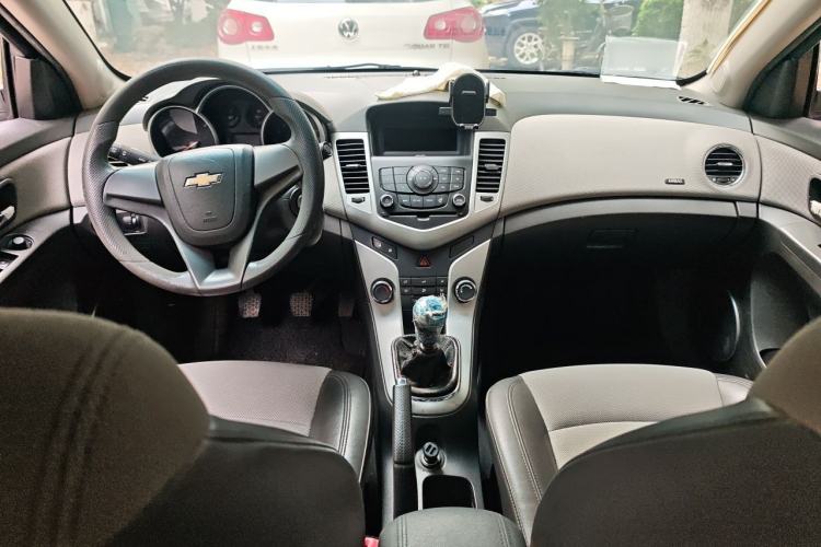 Used Chevrolet Cruze 2011 1.6L SE MT Transformers Edition Center Console
