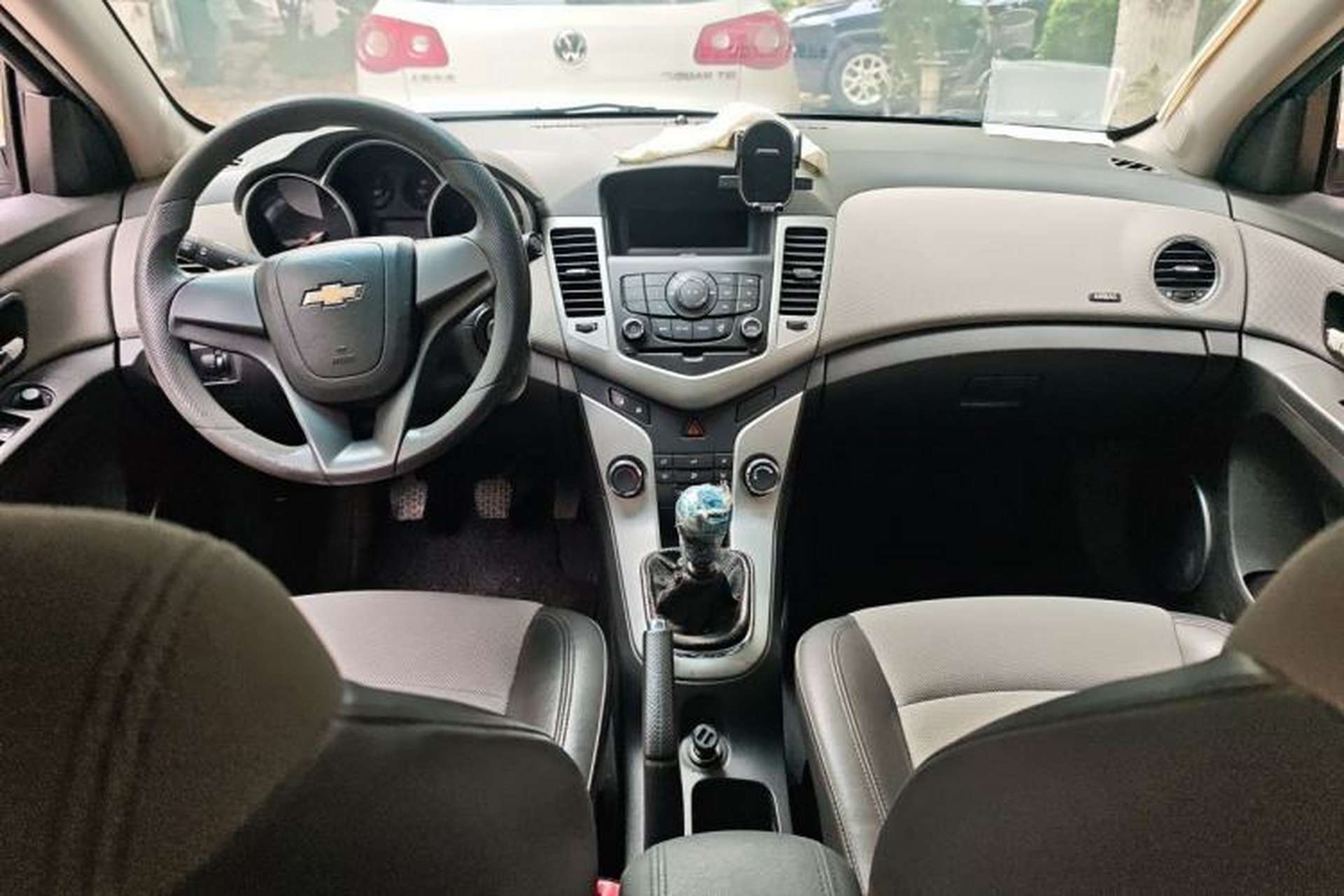 Used Chevrolet Cruze 2011 1.6L SE MT Transformers Edition Center Console