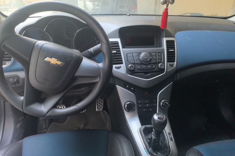 Used Chevrolet Cruze 2011 1.6T SE MT Center Console