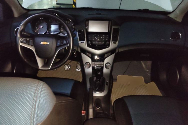 Used Chevrolet Cruze 2011 1.6T SE MT Center Console