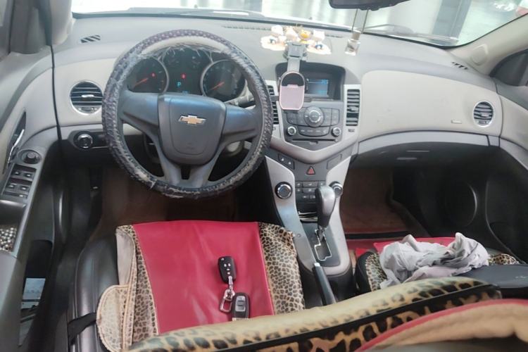 Used Chevrolet Cruze 2011 1.6L SL Grand Touring Edition Automatic Center Console