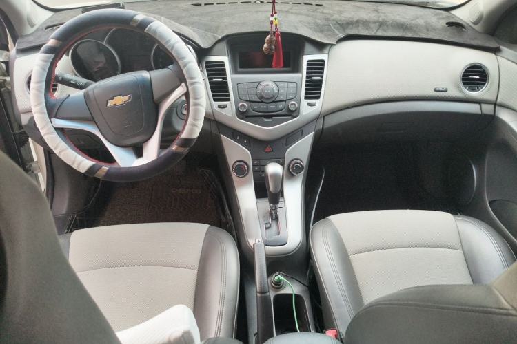Used Chevrolet Cruze 2011 1.6L SE Automatic Center Console
