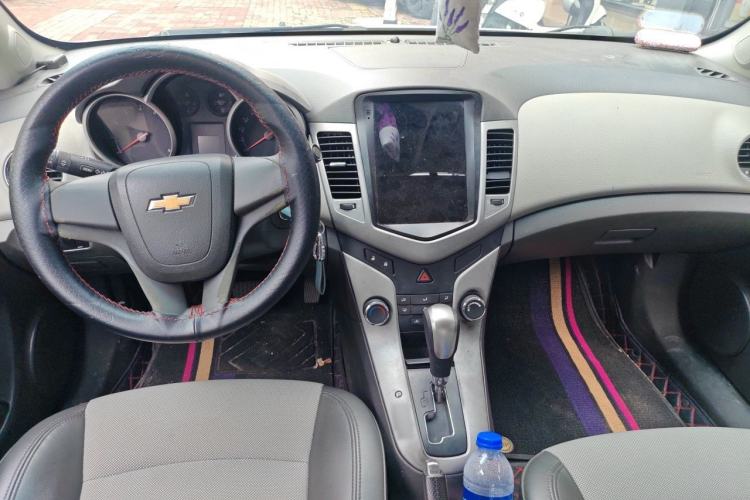 Used Chevrolet Cruze 2011 1.6L SL MT Center Console