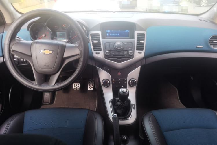 Used Chevrolet Cruze 2011 1.6T SE MT Center Console