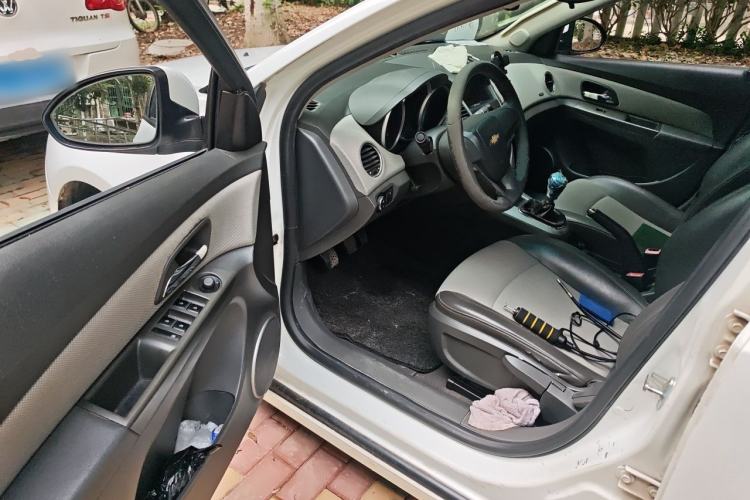 Used Chevrolet Cruze 2011 1.6L SE MT Transformers Edition Driver Seat
