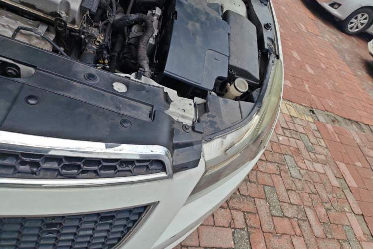 Used Chevrolet Cruze 2011 1.6L SL MT Engine Bay Left