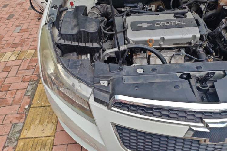 Used Chevrolet Cruze 2011 1.6L SL MT Engine Bay Right