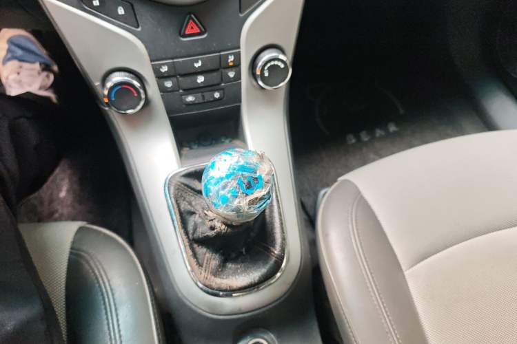 Used Chevrolet Cruze 2011 1.6L SE MT Transformers Edition Gear Lever
