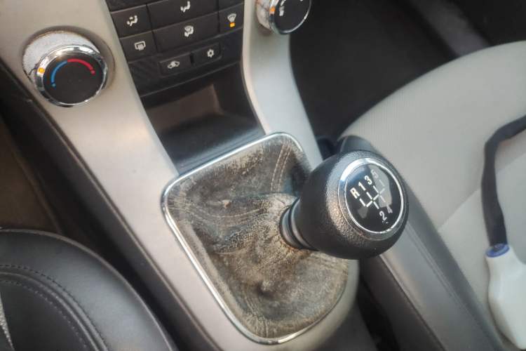 Used Chevrolet Cruze 2011 1.6L SE MT Transformers Edition Gear Lever