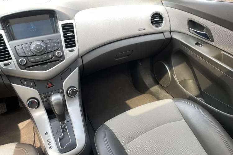 Used Chevrolet Cruze 2011 1.8L SE Automatic Interior 8