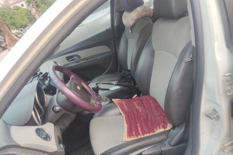 Used Chevrolet Cruze 2011 1.6L SE MT Transformers Edition Left Front Seat