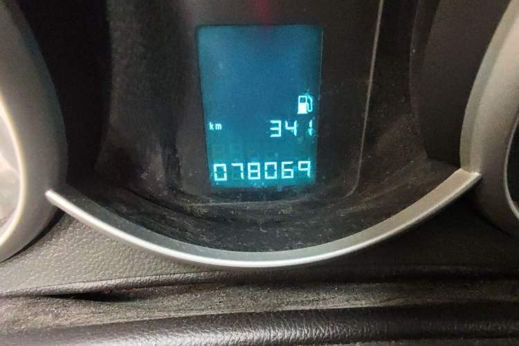 Used Chevrolet Cruze 2011 1.6L SE MT Transformers Edition Odometer Close Up