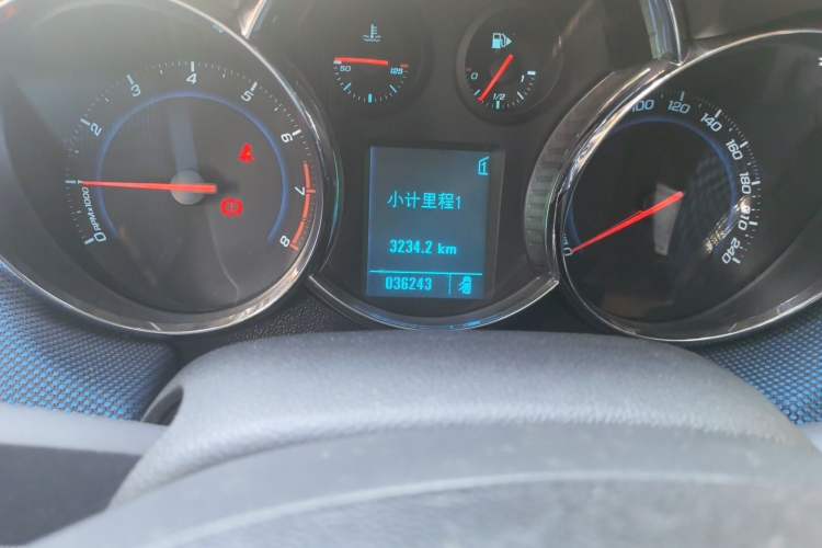 Used Chevrolet Cruze 2011 1.6T SE MT Odometer Close Up