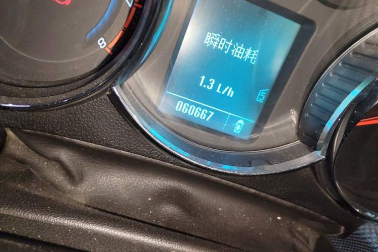 Used Chevrolet Cruze 2011 1.6T SE MT Odometer Close Up