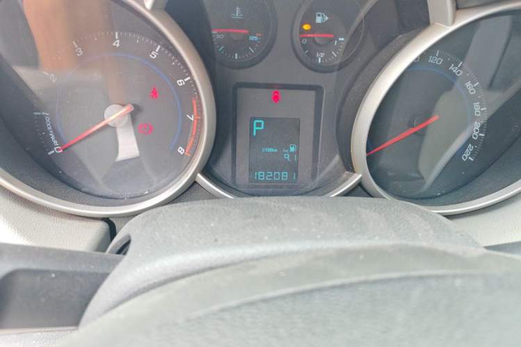 Used Chevrolet Cruze 2011 1.6L SL MT Odometer Close Up